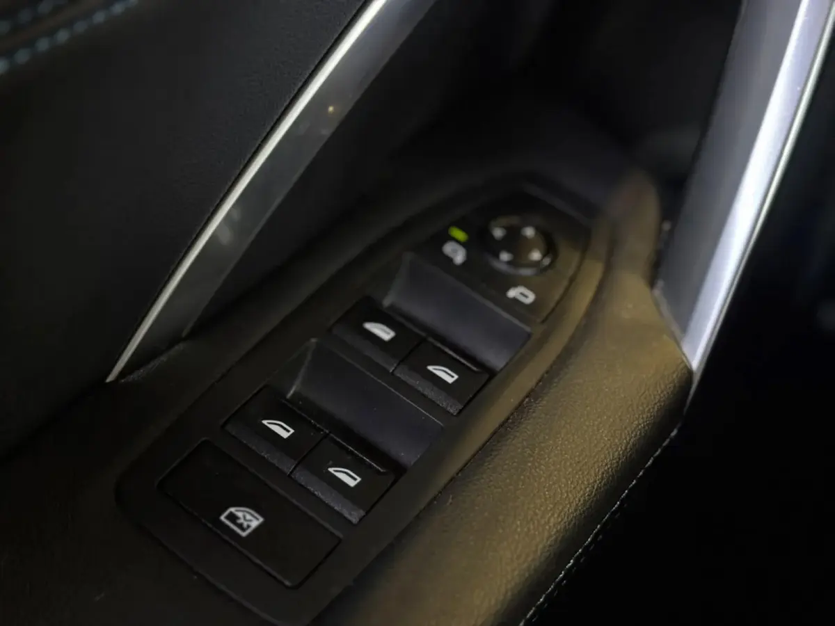 XDrive30 Launch Edition M-SPORT 96% SOH (NL-auto, Dealer OnderH, Camera, Carplay, Navi, Leder, Climate Con, Etc)