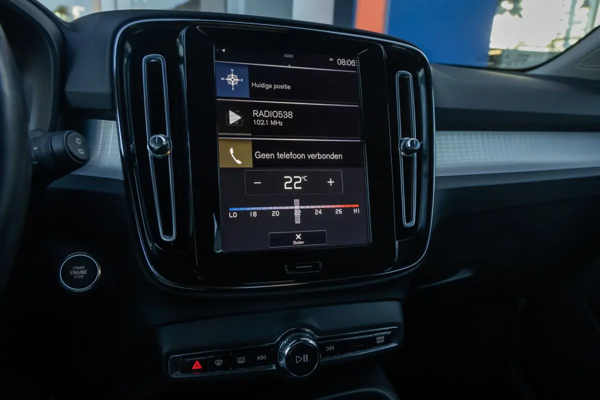 1.5 T3 Momentum | Achteruitrijcamera | Cruise control | Vooruitverwarming | Parkeersensoren Voor/Achter | elektrisch verstelbare spiegles | Achteruitrijcamera | Buitenspiegels elektrisch ink