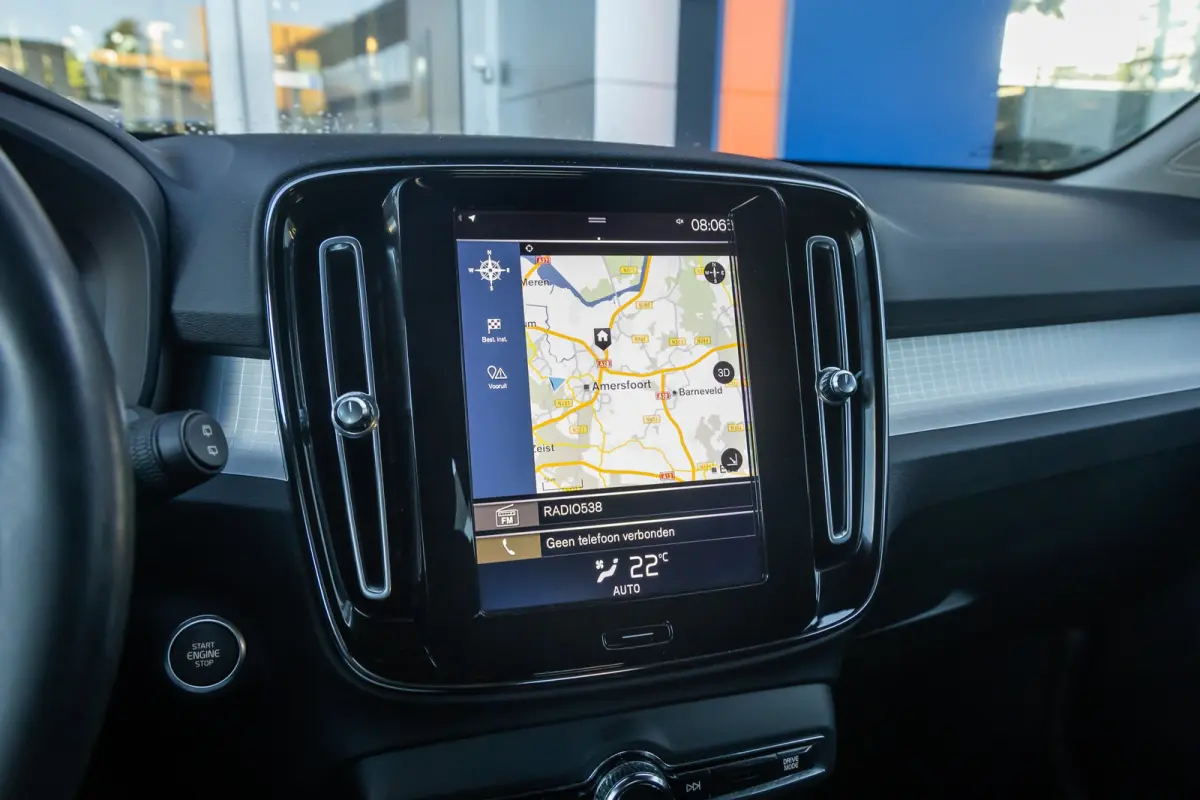 1.5 T3 Momentum | Achteruitrijcamera | Cruise control | Vooruitverwarming | Parkeersensoren Voor/Achter | elektrisch verstelbare spiegles | Achteruitrijcamera | Buitenspiegels elektrisch ink