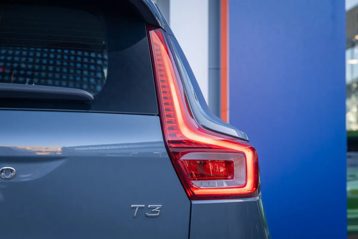 1.5 T3 Momentum | Achteruitrijcamera | Cruise control | Vooruitverwarming | Parkeersensoren Voor/Achter | elektrisch verstelbare spiegles | Achteruitrijcamera | Buitenspiegels elektrisch ink