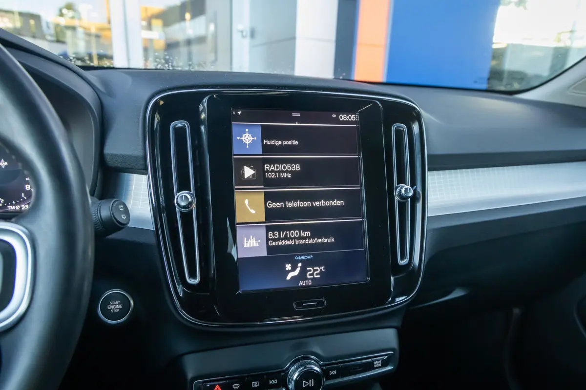 1.5 T3 Momentum | Achteruitrijcamera | Cruise control | Vooruitverwarming | Parkeersensoren Voor/Achter | elektrisch verstelbare spiegles | Achteruitrijcamera | Buitenspiegels elektrisch ink
