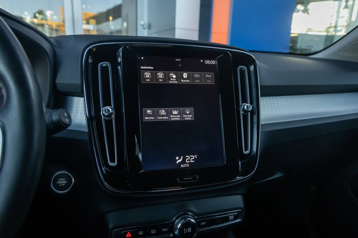 1.5 T3 Momentum | Achteruitrijcamera | Cruise control | Vooruitverwarming | Parkeersensoren Voor/Achter | elektrisch verstelbare spiegles | Achteruitrijcamera | Buitenspiegels elektrisch ink