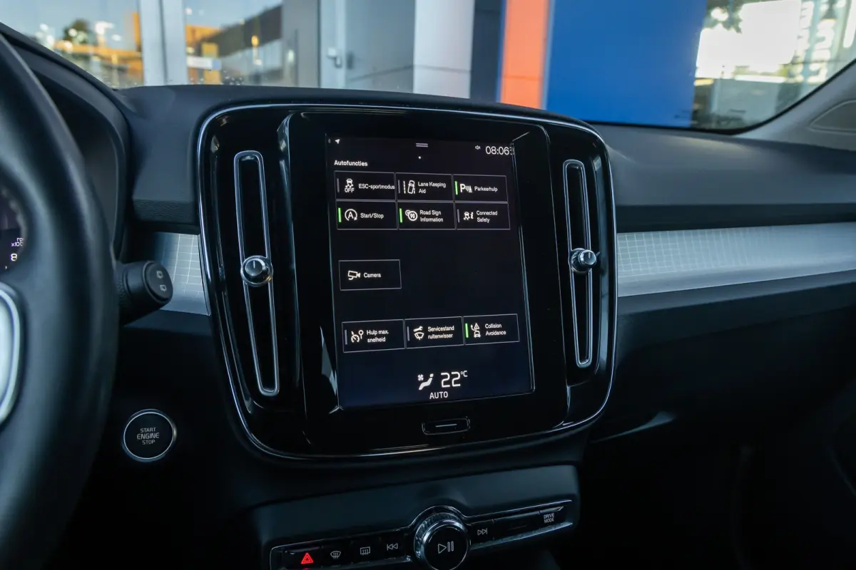 1.5 T3 Momentum | Achteruitrijcamera | Cruise control | Vooruitverwarming | Parkeersensoren Voor/Achter | elektrisch verstelbare spiegles | Achteruitrijcamera | Buitenspiegels elektrisch ink