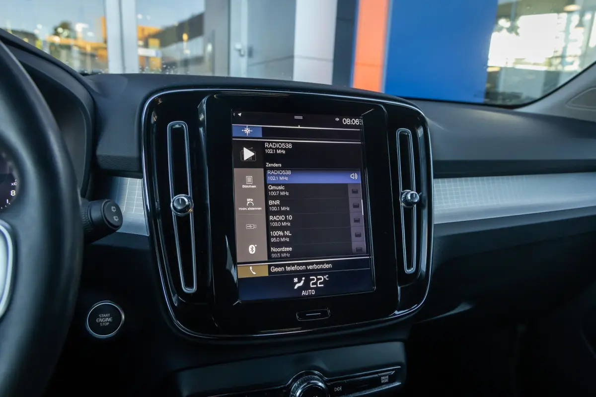 1.5 T3 Momentum | Achteruitrijcamera | Cruise control | Vooruitverwarming | Parkeersensoren Voor/Achter | elektrisch verstelbare spiegles | Achteruitrijcamera | Buitenspiegels elektrisch ink