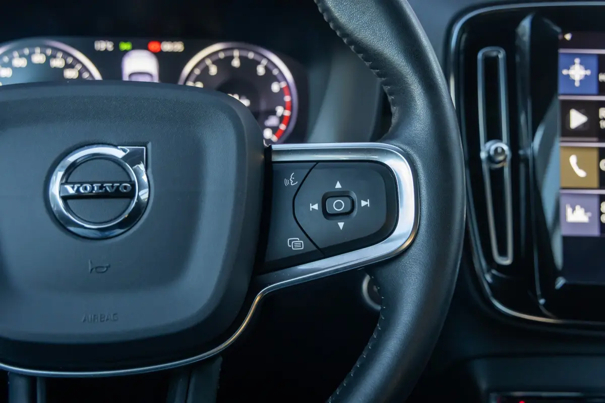 1.5 T3 Momentum | Achteruitrijcamera | Cruise control | Vooruitverwarming | Parkeersensoren Voor/Achter | elektrisch verstelbare spiegles | Achteruitrijcamera | Buitenspiegels elektrisch ink