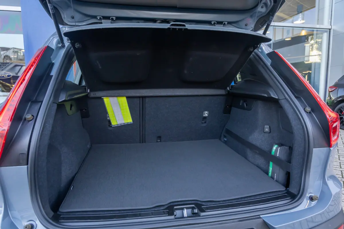 1.5 T3 Momentum | Achteruitrijcamera | Cruise control | Vooruitverwarming | Parkeersensoren Voor/Achter | elektrisch verstelbare spiegles | Achteruitrijcamera | Buitenspiegels elektrisch ink