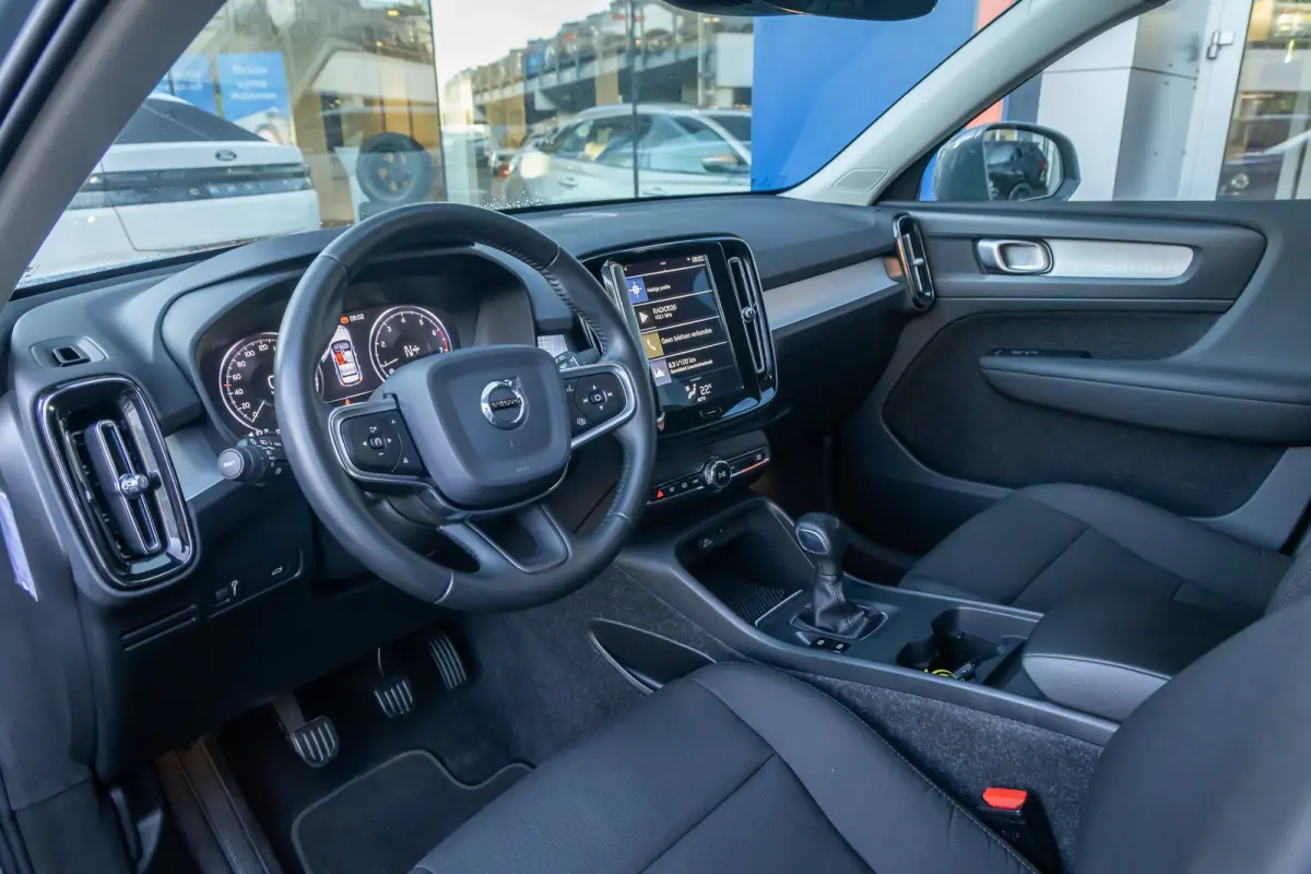 1.5 T3 Momentum | Achteruitrijcamera | Cruise control | Vooruitverwarming | Parkeersensoren Voor/Achter | elektrisch verstelbare spiegles | Achteruitrijcamera | Buitenspiegels elektrisch ink