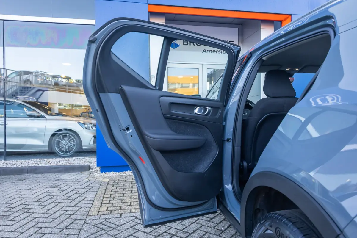 1.5 T3 Momentum | Achteruitrijcamera | Cruise control | Vooruitverwarming | Parkeersensoren Voor/Achter | elektrisch verstelbare spiegles | Achteruitrijcamera | Buitenspiegels elektrisch ink