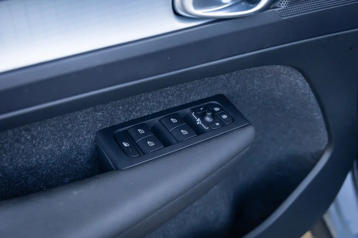 1.5 T3 Momentum | Achteruitrijcamera | Cruise control | Vooruitverwarming | Parkeersensoren Voor/Achter | elektrisch verstelbare spiegles | Achteruitrijcamera | Buitenspiegels elektrisch ink