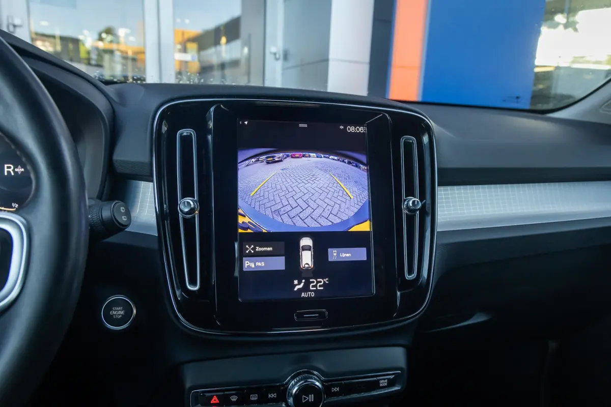 1.5 T3 Momentum | Achteruitrijcamera | Cruise control | Vooruitverwarming | Parkeersensoren Voor/Achter | elektrisch verstelbare spiegles | Achteruitrijcamera | Buitenspiegels elektrisch ink