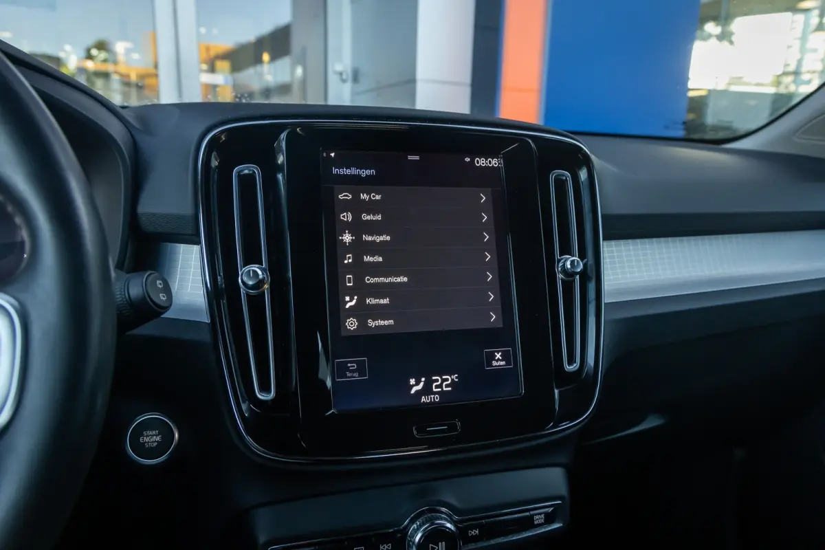 1.5 T3 Momentum | Achteruitrijcamera | Cruise control | Vooruitverwarming | Parkeersensoren Voor/Achter | elektrisch verstelbare spiegles | Achteruitrijcamera | Buitenspiegels elektrisch ink
