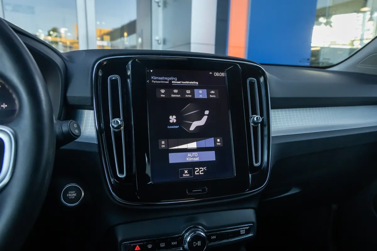 1.5 T3 Momentum | Achteruitrijcamera | Cruise control | Vooruitverwarming | Parkeersensoren Voor/Achter | elektrisch verstelbare spiegles | Achteruitrijcamera | Buitenspiegels elektrisch ink