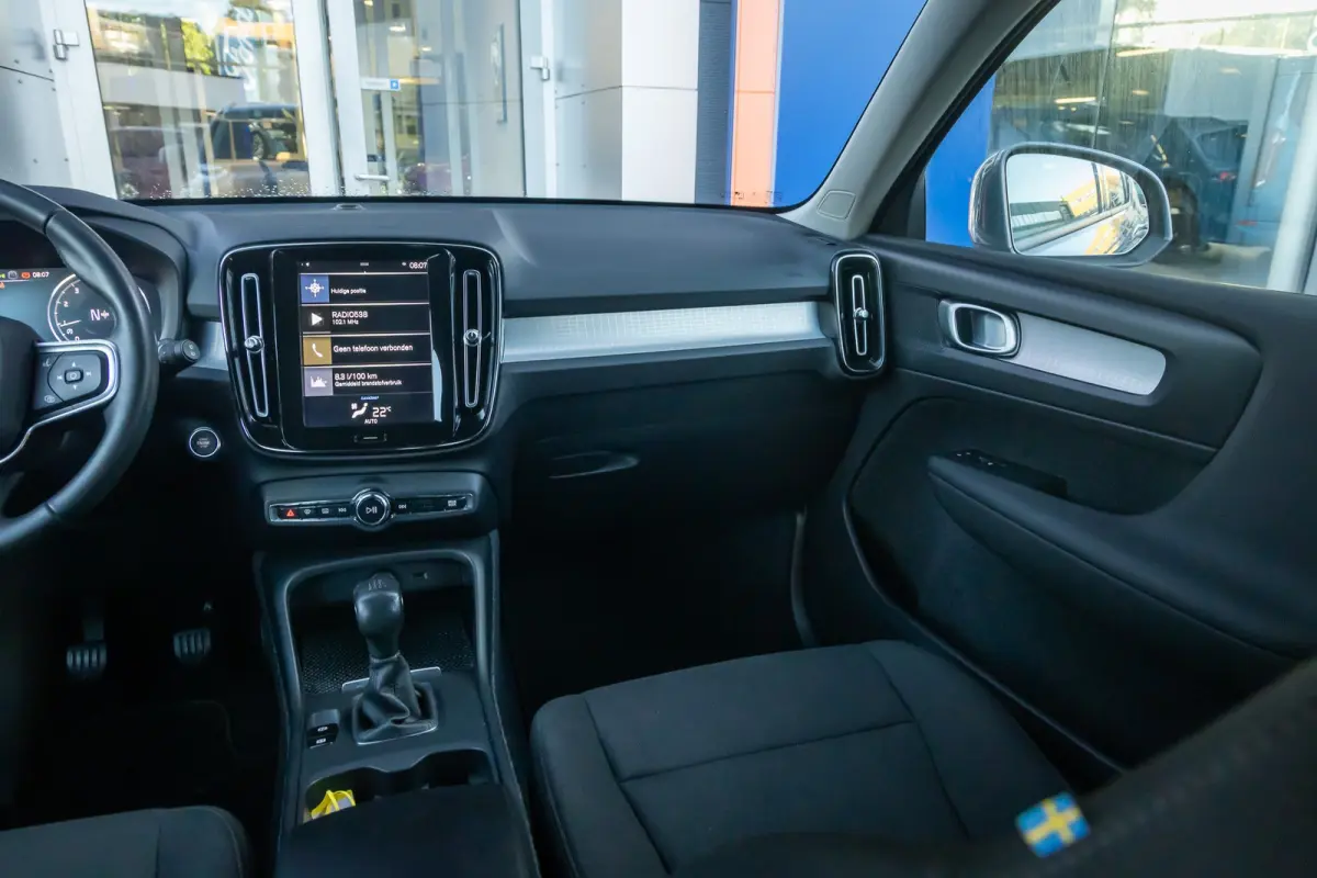 1.5 T3 Momentum | Achteruitrijcamera | Cruise control | Vooruitverwarming | Parkeersensoren Voor/Achter | elektrisch verstelbare spiegles | Achteruitrijcamera | Buitenspiegels elektrisch ink