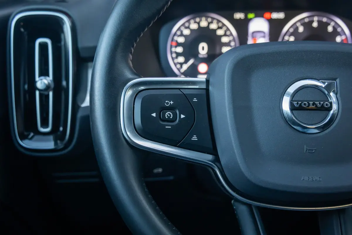 1.5 T3 Momentum | Achteruitrijcamera | Cruise control | Vooruitverwarming | Parkeersensoren Voor/Achter | elektrisch verstelbare spiegles | Achteruitrijcamera | Buitenspiegels elektrisch ink