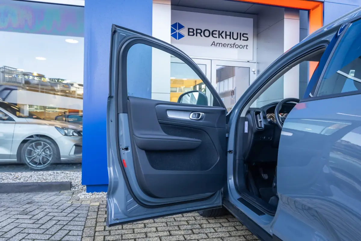 1.5 T3 Momentum | Achteruitrijcamera | Cruise control | Vooruitverwarming | Parkeersensoren Voor/Achter | elektrisch verstelbare spiegles | Achteruitrijcamera | Buitenspiegels elektrisch ink