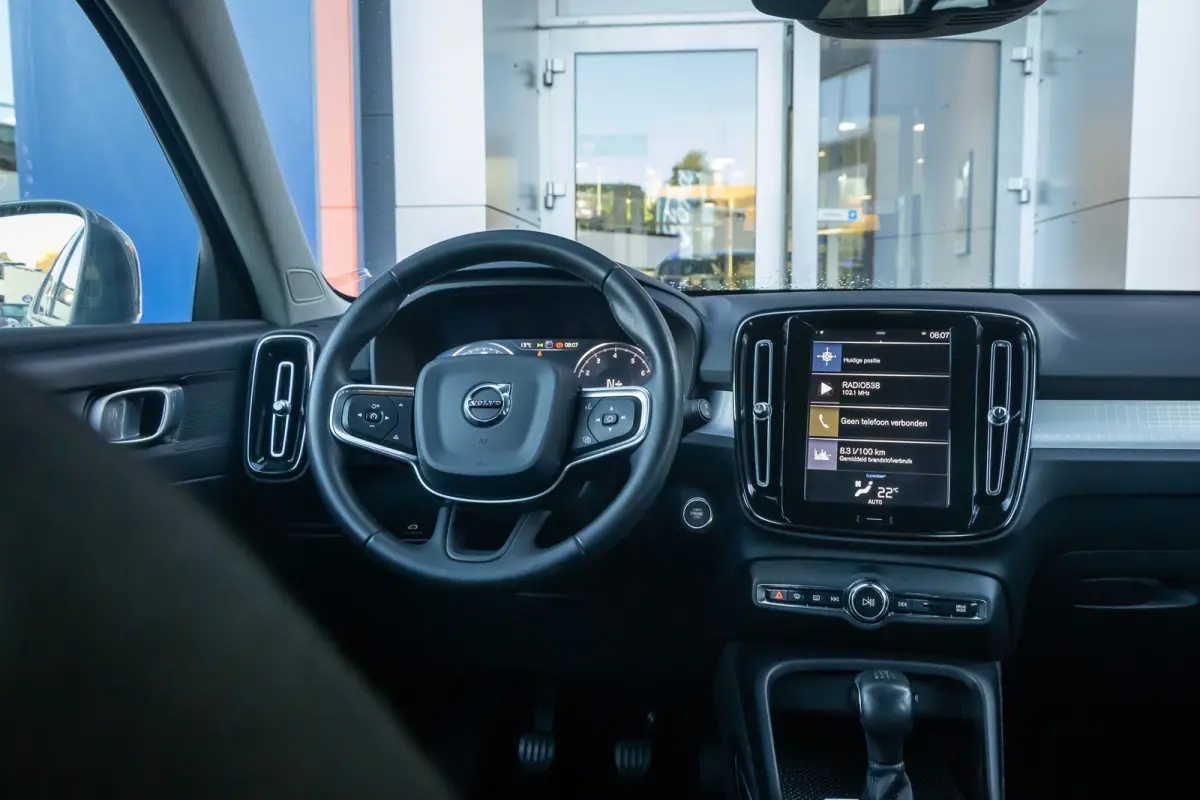 1.5 T3 Momentum | Achteruitrijcamera | Cruise control | Vooruitverwarming | Parkeersensoren Voor/Achter | elektrisch verstelbare spiegles | Achteruitrijcamera | Buitenspiegels elektrisch ink