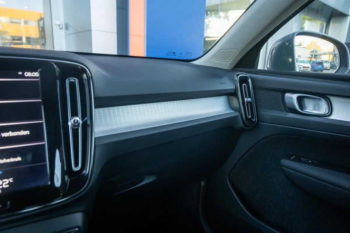 1.5 T3 Momentum | Achteruitrijcamera | Cruise control | Vooruitverwarming | Parkeersensoren Voor/Achter | elektrisch verstelbare spiegles | Achteruitrijcamera | Buitenspiegels elektrisch ink