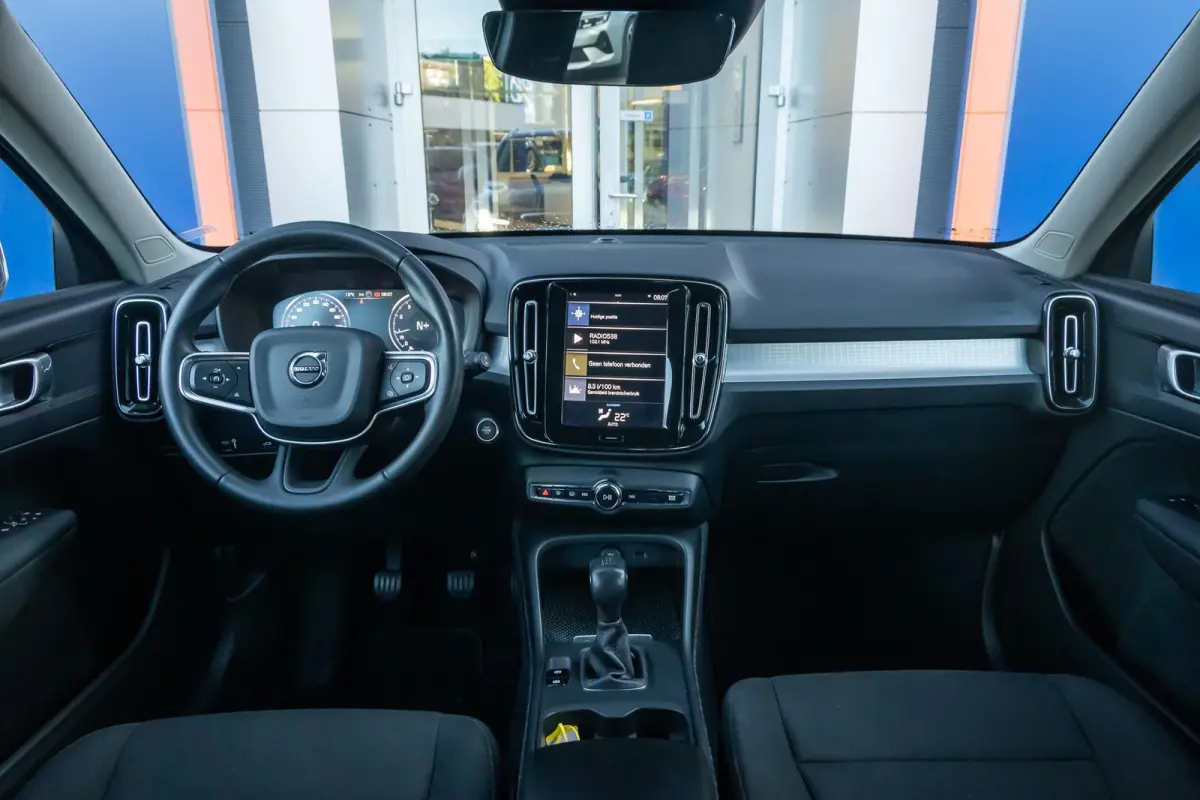 1.5 T3 Momentum | Achteruitrijcamera | Cruise control | Vooruitverwarming | Parkeersensoren Voor/Achter | elektrisch verstelbare spiegles | Achteruitrijcamera | Buitenspiegels elektrisch ink