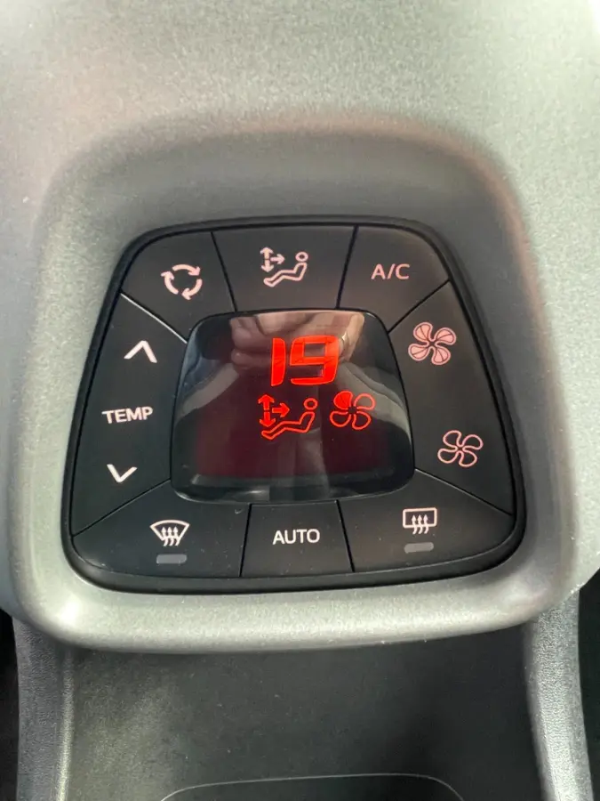 1.0 VVT-i x-cite | groot scherm | NL-auto | eerste eigenaar.
