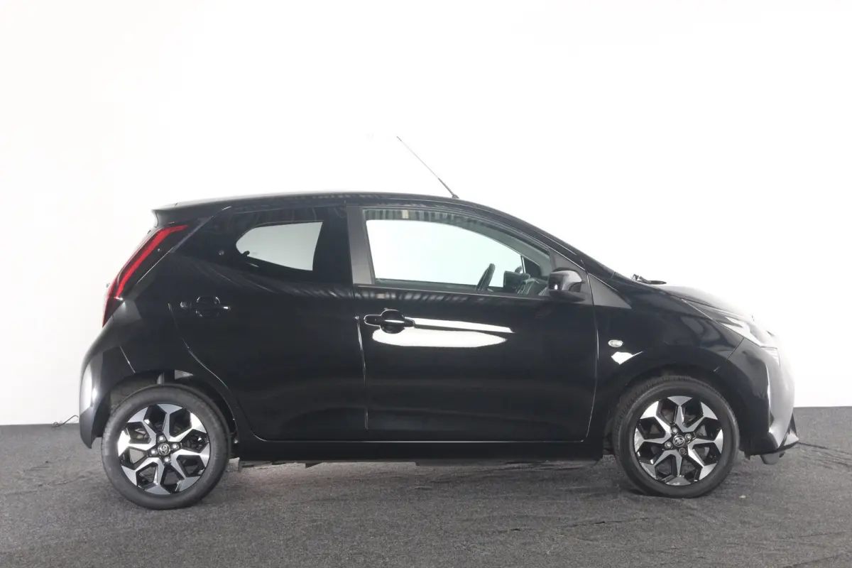 1.0 VVT-i x-cite | groot scherm | NL-auto | eerste eigenaar.