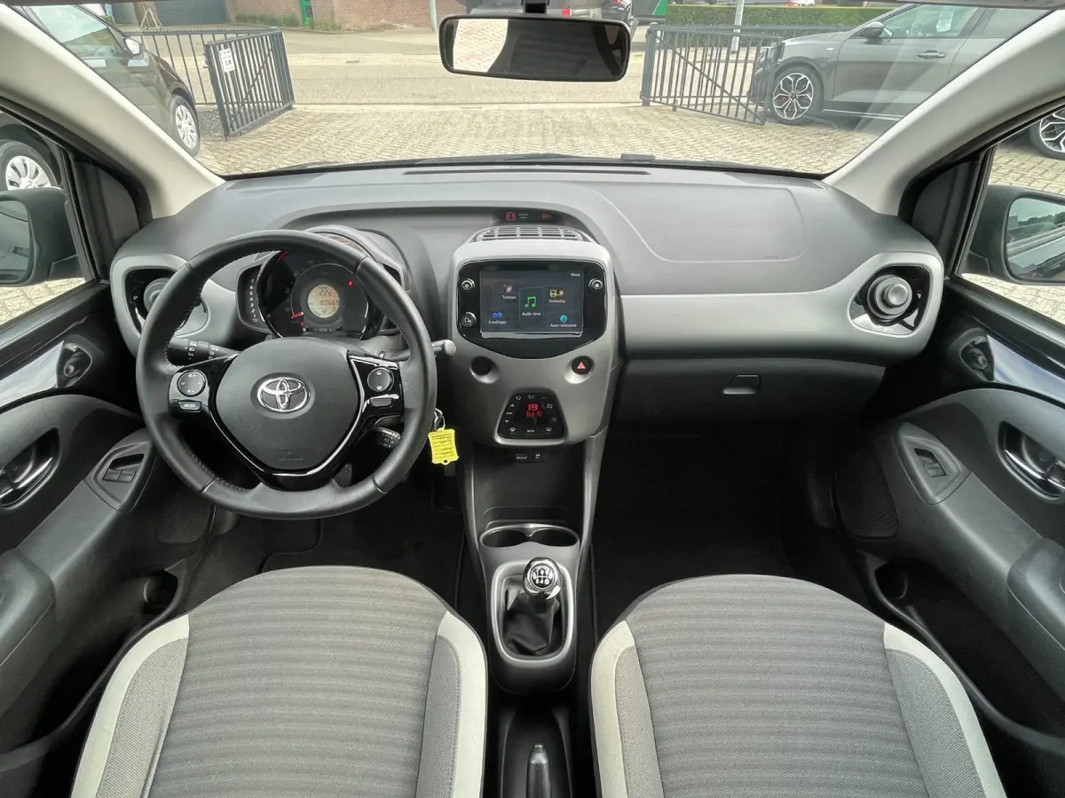 1.0 VVT-i x-cite | groot scherm | NL-auto | eerste eigenaar.