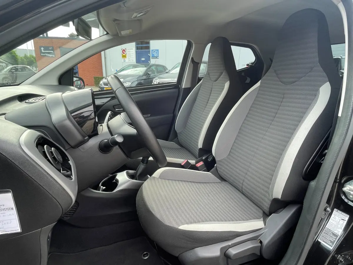 1.0 VVT-i x-cite | groot scherm | NL-auto | eerste eigenaar.