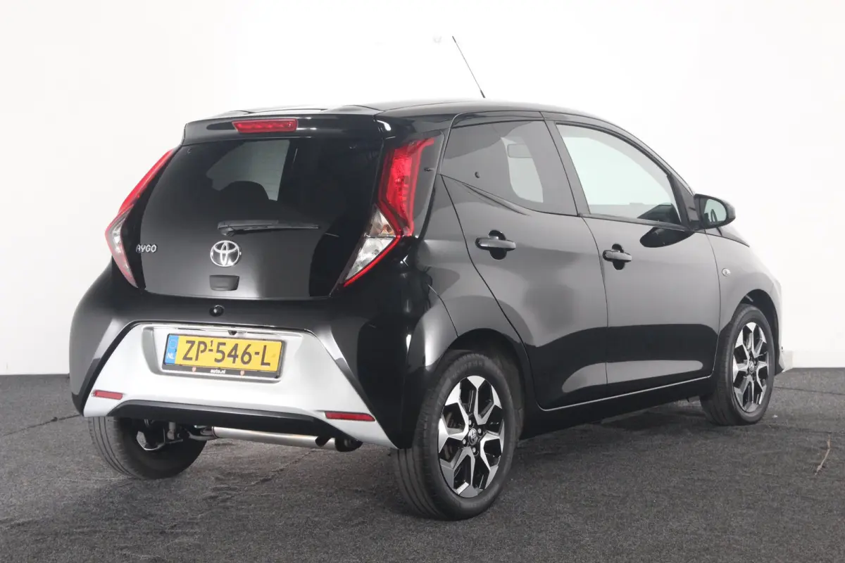 1.0 VVT-i x-cite | groot scherm | NL-auto | eerste eigenaar.