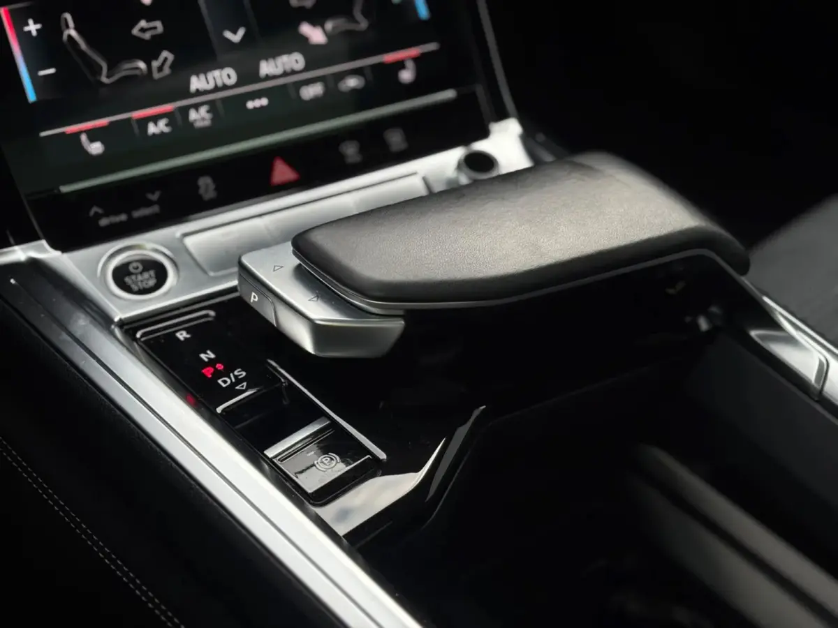 55 quattro S edition 95 kWh (NL-auto,Dealer OndH, Panorama, B&O, Camera, PDC, StoelV, Carplay, Etc)