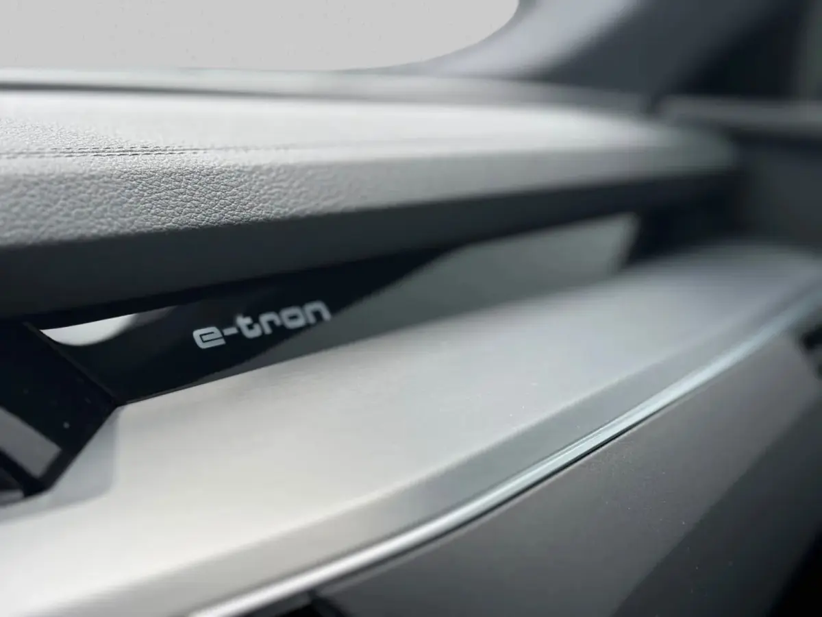 55 quattro S edition 95 kWh (NL-auto,Dealer OndH, Panorama, B&O, Camera, PDC, StoelV, Carplay, Etc)