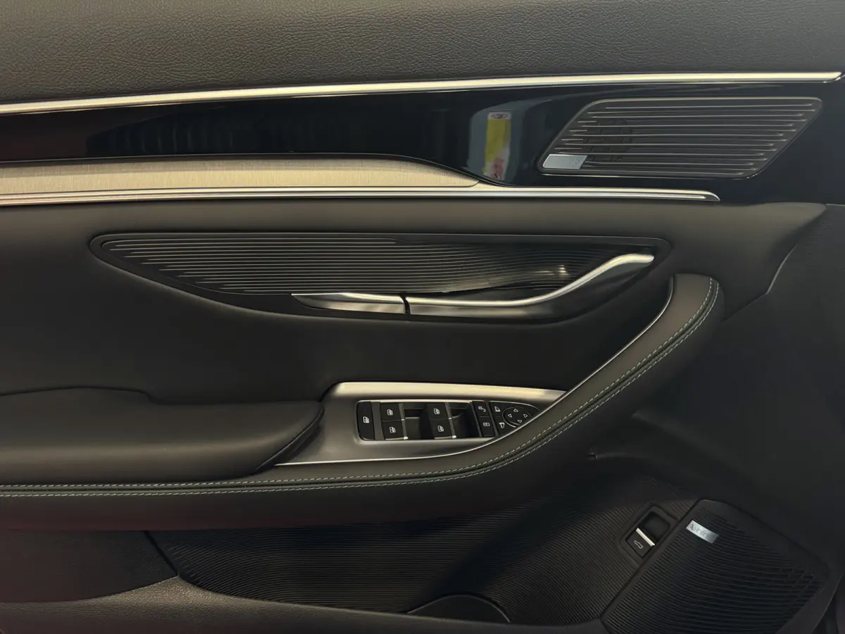 217PK PHEV BOOST 18,3KW PANO HEADUP 360.CAM STOEL/STUUR VERW STOEL.VENTILATIE INFINITY/AUDIO 05/2026