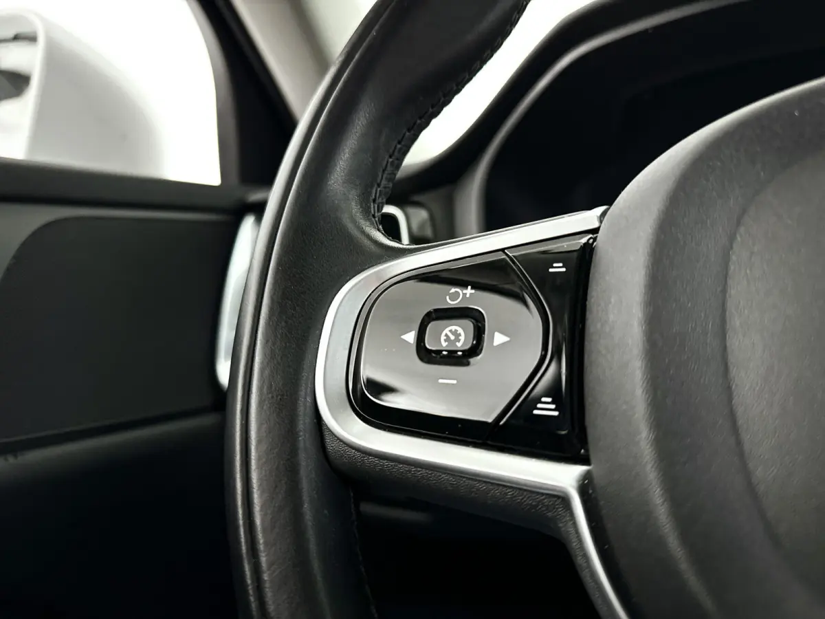 B3 Momentum Advantage | Parkeercamera | Stoel- en Stuurverwarming | Cruise control | Trekhaak
