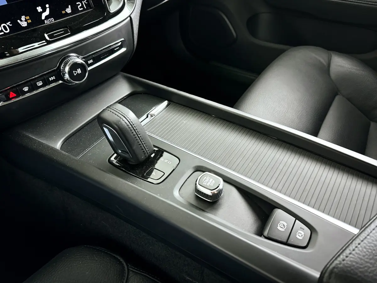 B3 Momentum Advantage | Parkeercamera | Stoel- en Stuurverwarming | Cruise control | Trekhaak
