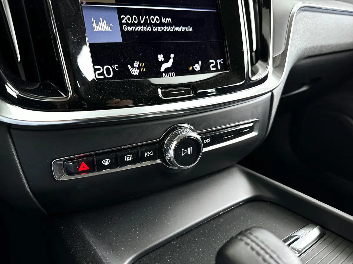 B3 Momentum Advantage | Parkeercamera | Stoel- en Stuurverwarming | Cruise control | Trekhaak