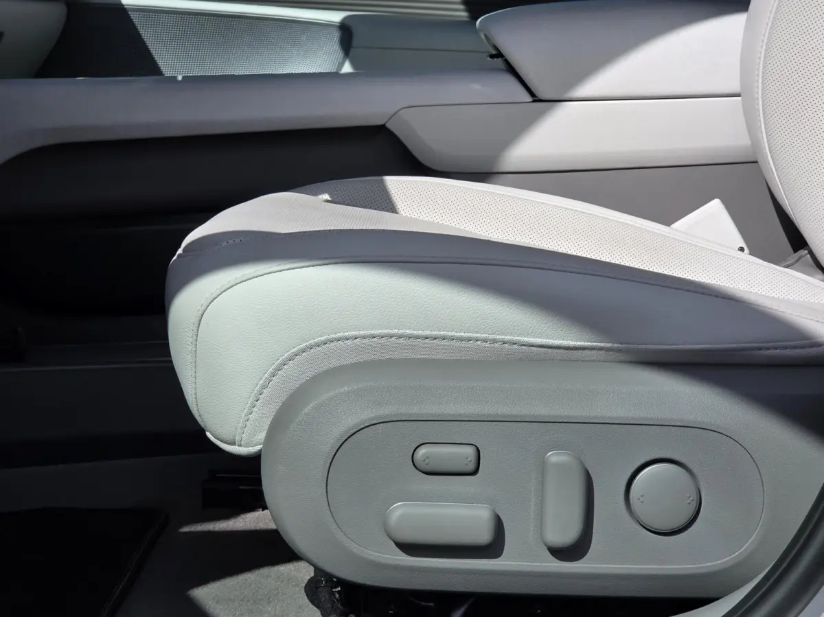 Lounge 77.4kWh Lounge RWD | Leder | Trekhaak | Bose | Stoelventilatie | LED | Elektrisch verstelbare stoelen | SOH 97,7%