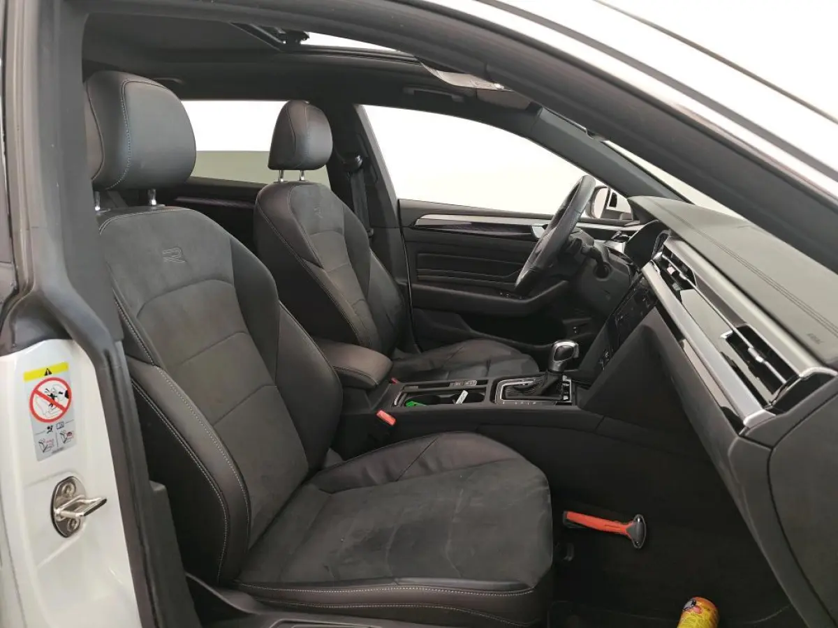 1.4 TSI EHYBRID R-LINE BUSINESS+ I SCHUIF/KANTELDAK I STOELVERWARMING I APPLE CARPLAY I P-CAMERA
