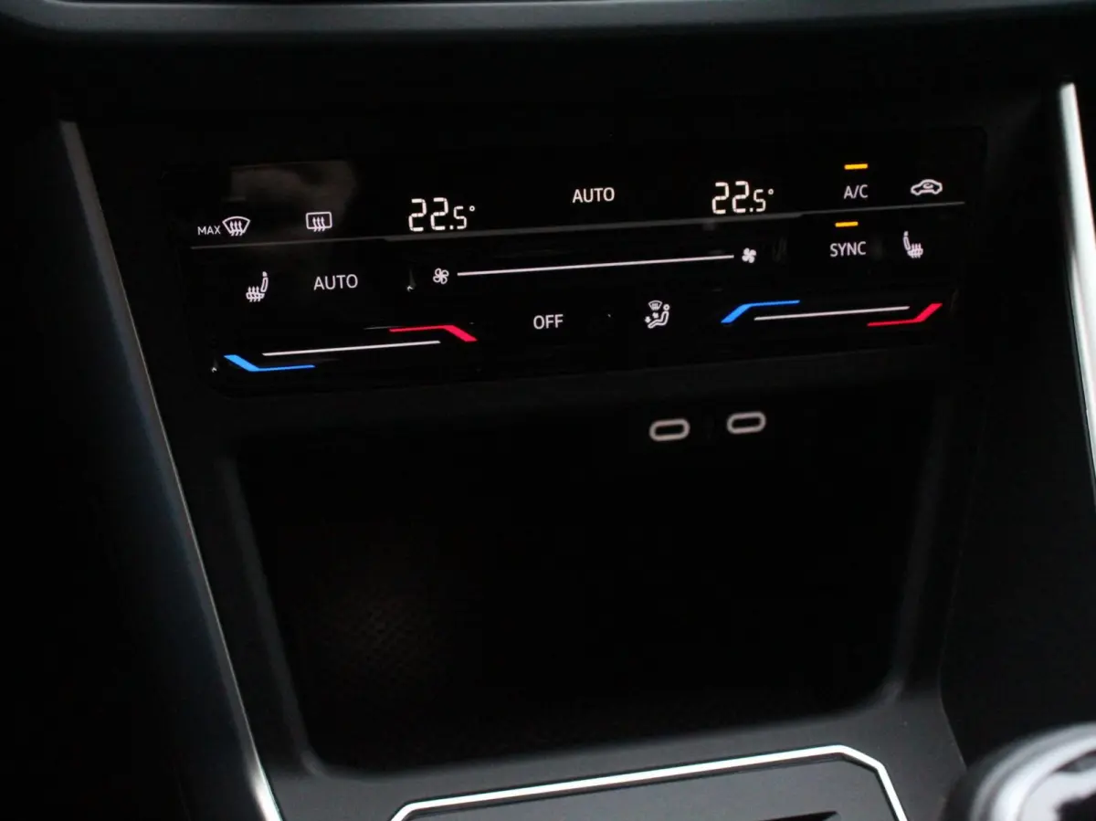 1.0 TSI Move Navigatie App Connect / Android Auto / Apple Carplay Climate Control Parkeer sensoren Lichtmetalen Velgen Dab Digitale Cockpit
