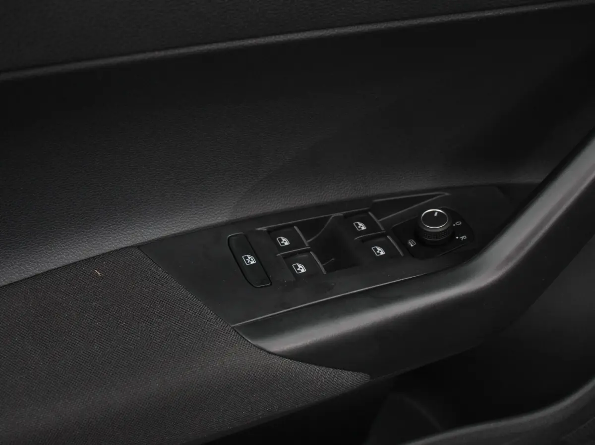 1.0 TSI Move Navigatie App Connect / Android Auto / Apple Carplay Climate Control Parkeer sensoren Lichtmetalen Velgen Dab Digitale Cockpit