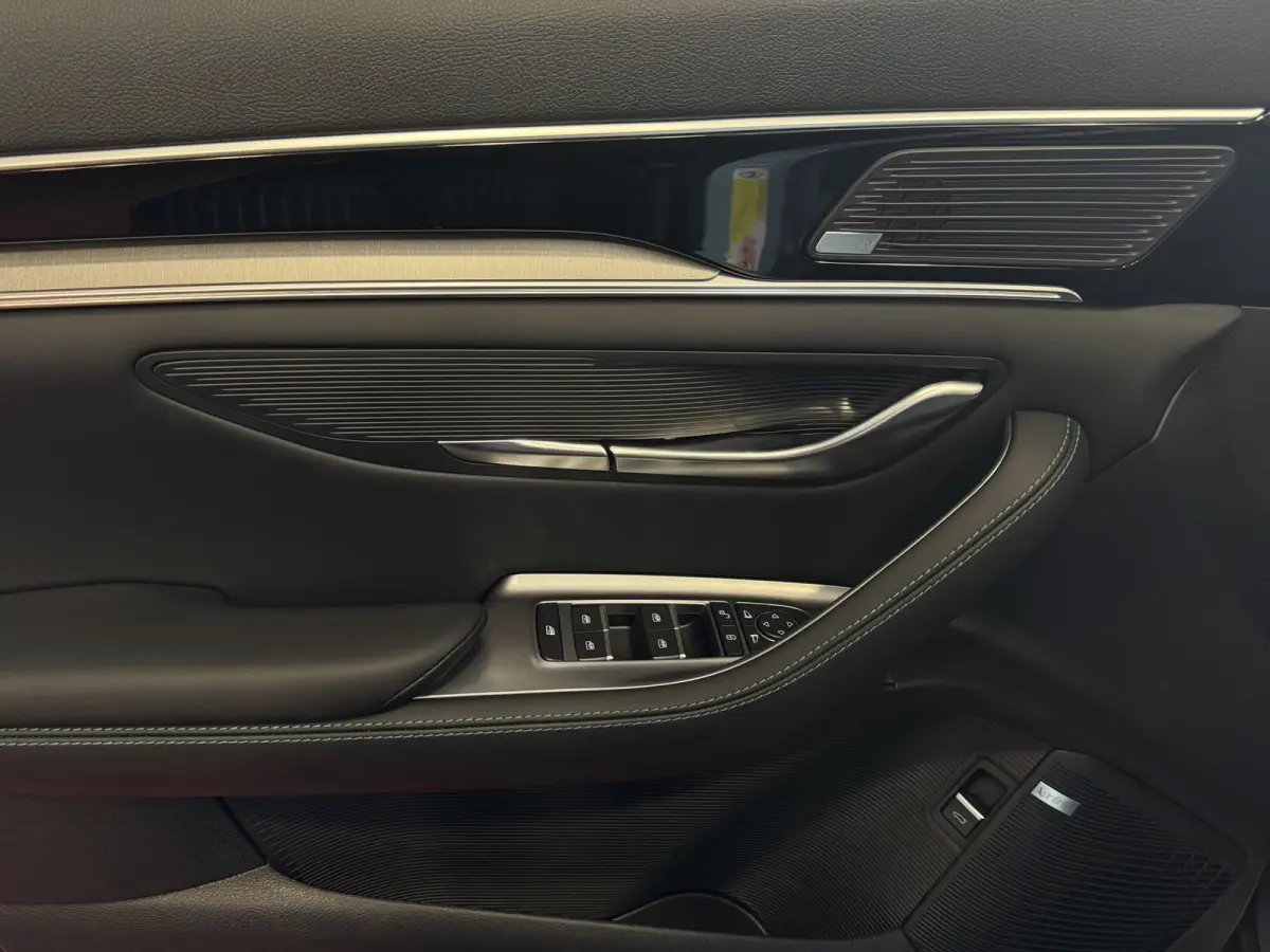 217PK PHEV BOOST 18,3KW PANO HEADUP 360.CAM STOEL/STUUR VERW STOEL.VENTILATIE INFINITY/AUDIO 05/2026