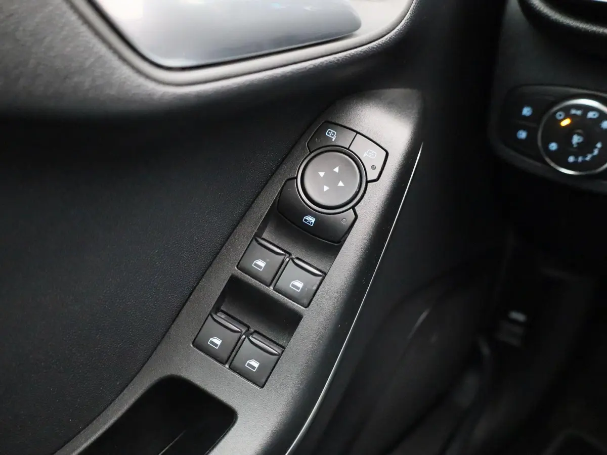 1.0 EcoBoost Hybrid Titanium X | Apple Carplay / Android Auto | Panoramadak | Achteruitrijcamera | Parkeersensoren |