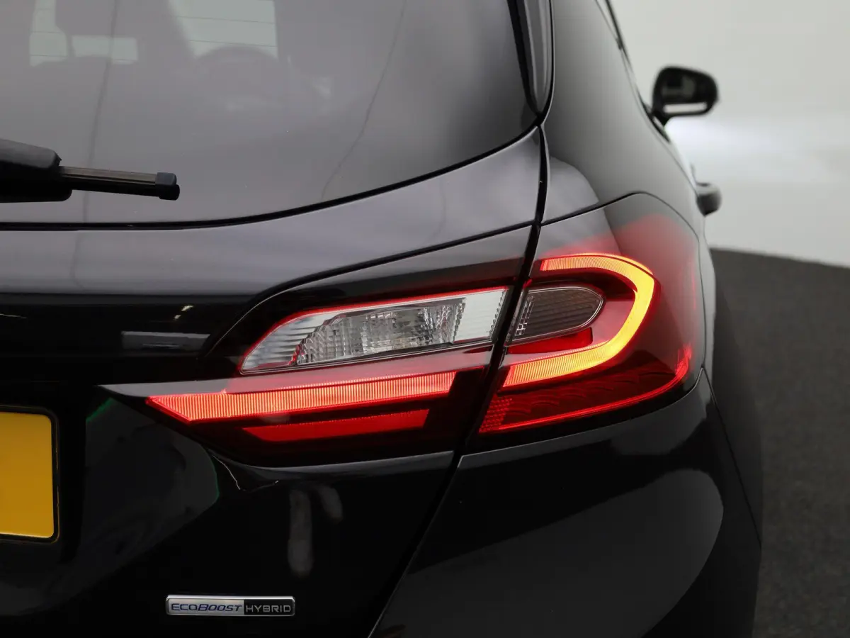 1.0 EcoBoost Hybrid Titanium X | Apple Carplay / Android Auto | Panoramadak | Achteruitrijcamera | Parkeersensoren |
