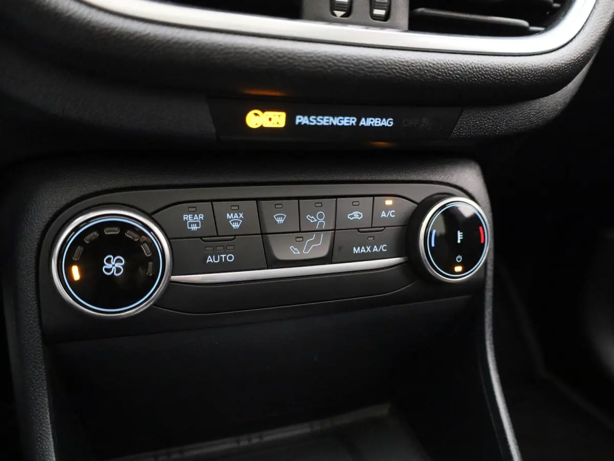 1.0 EcoBoost Hybrid Titanium X | Apple Carplay / Android Auto | Panoramadak | Achteruitrijcamera | Parkeersensoren |