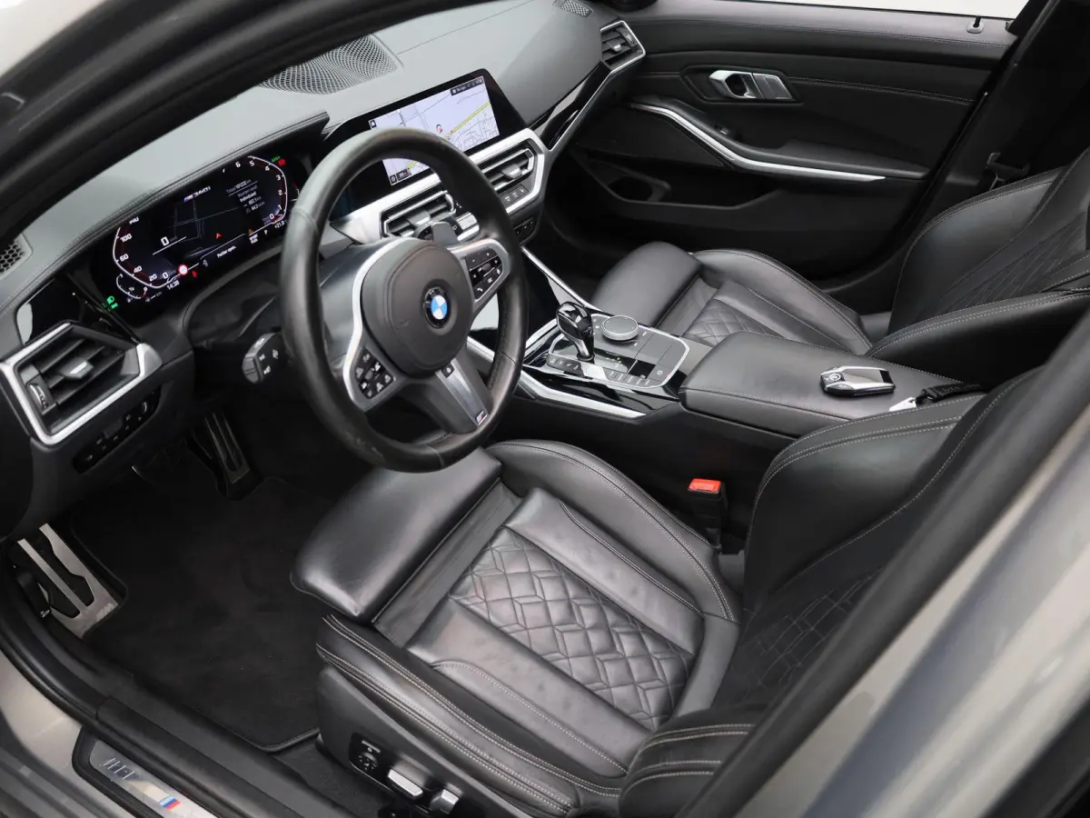 M340i xDrive High Executive | Apple Carplay / Android Auto | Panoramadak | Stuurverwarming | Stoelverwarming Voor en Achter | Harman Kardon | Head-up Display | Trekhaak |