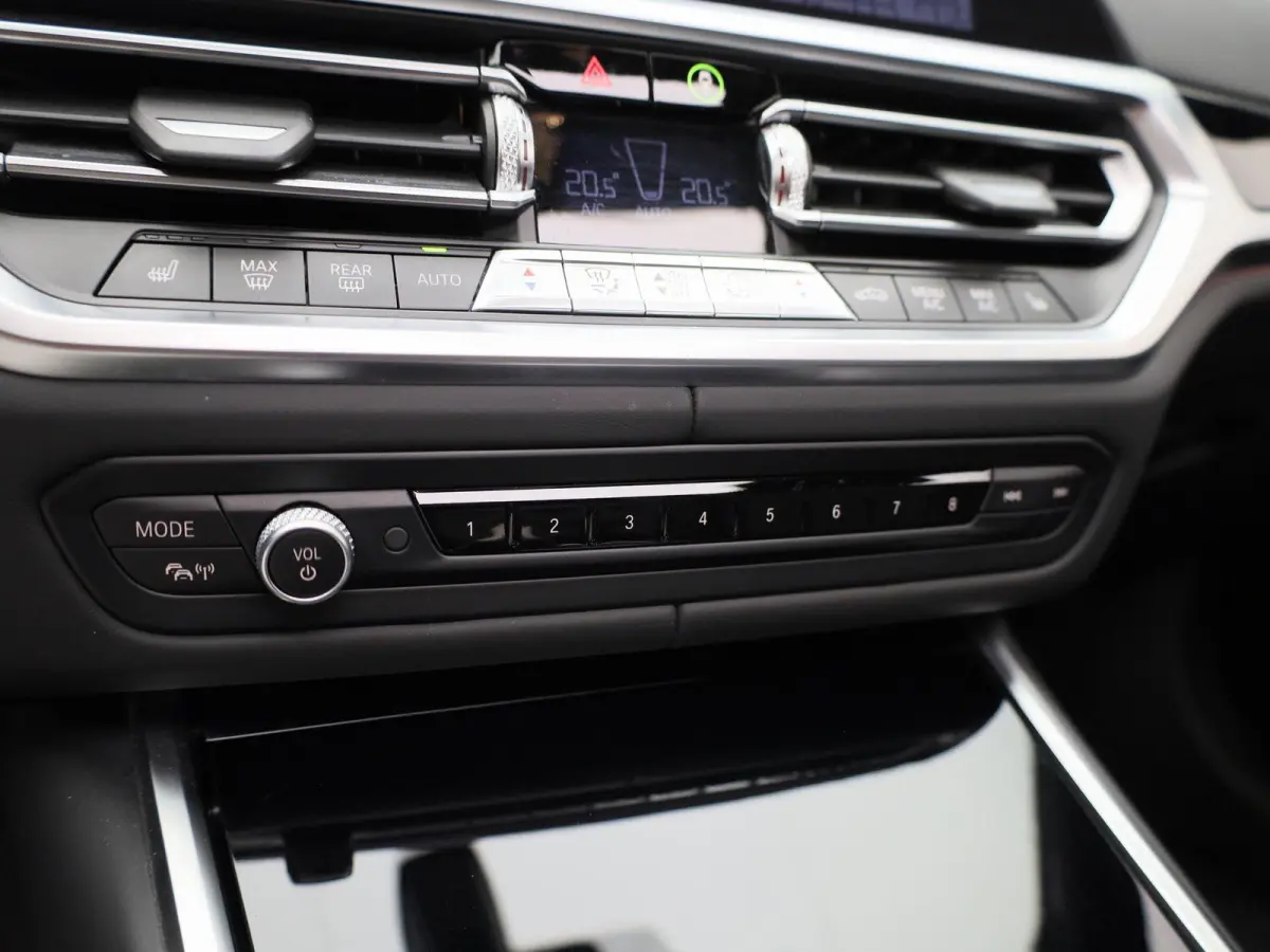 M340i xDrive High Executive | Apple Carplay / Android Auto | Panoramadak | Stuurverwarming | Stoelverwarming Voor en Achter | Harman Kardon | Head-up Display | Trekhaak |