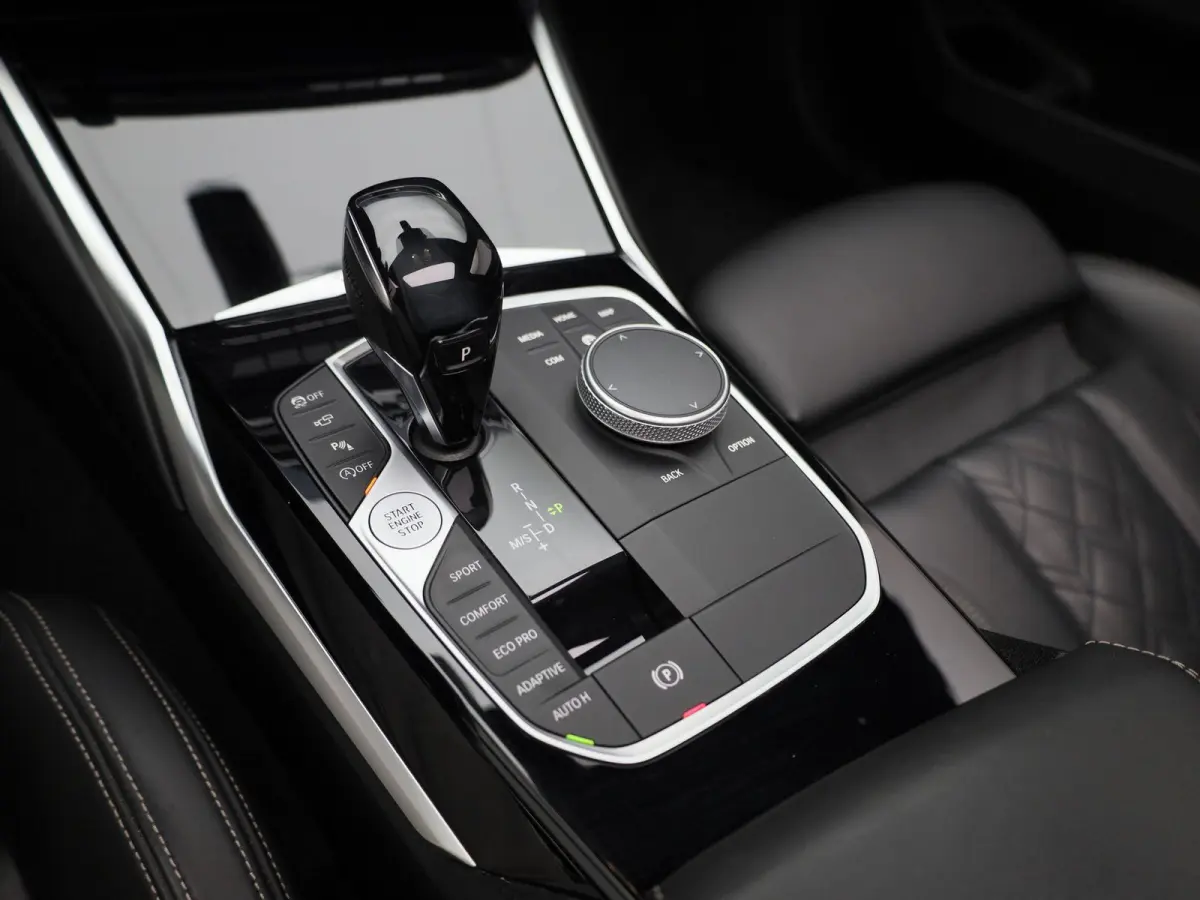 M340i xDrive High Executive | Apple Carplay / Android Auto | Panoramadak | Stuurverwarming | Stoelverwarming Voor en Achter | Harman Kardon | Head-up Display | Trekhaak |