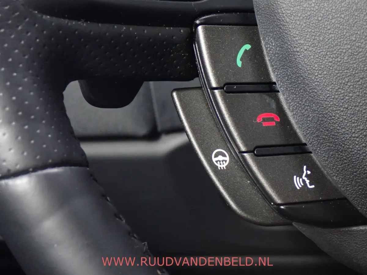 2.2 TD4 4WD DYNAMIC / CAMERA / STUUR + STOELVERWARMING / MEMORY / NAVI