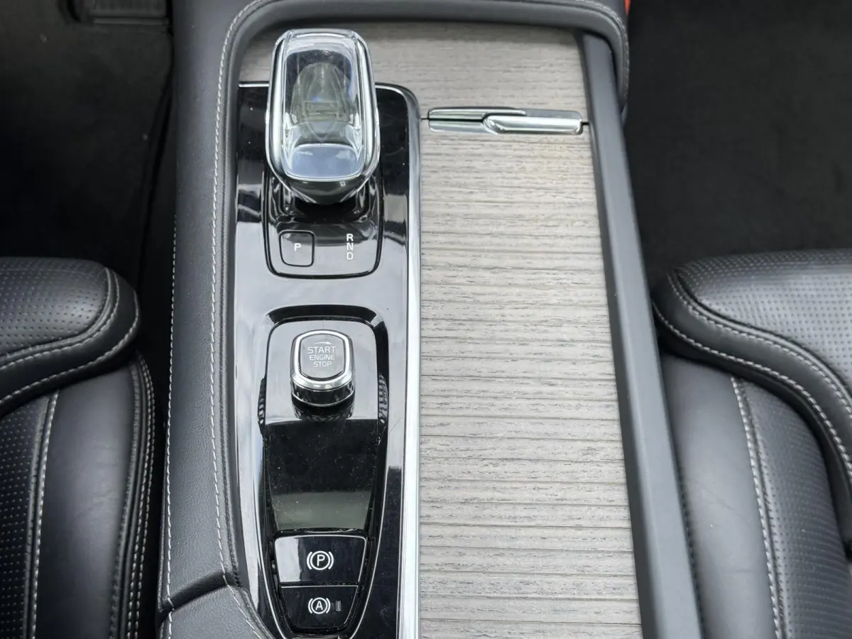 T8 Recharge AWD Inscription B&W Audio Luchtvering