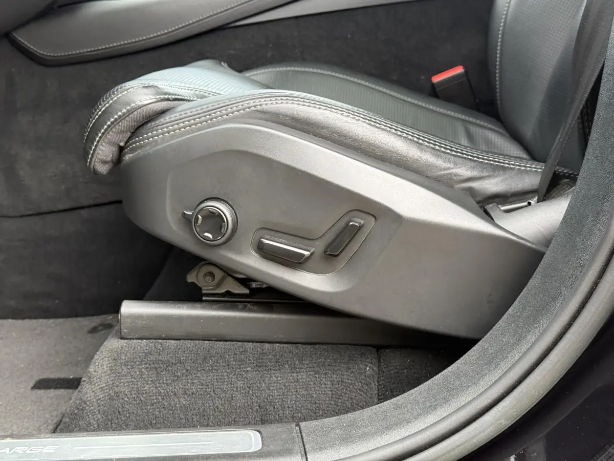 T8 Recharge AWD Inscription B&W Audio Luchtvering