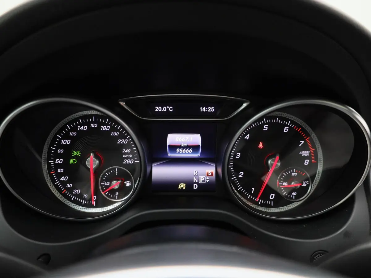 180 Business Solution AMG | Panoramadak | Achteruitrijcamera | Parkeersensoren | Stoelverwarming | Lichtmetalen Velgen | Trekhaak |