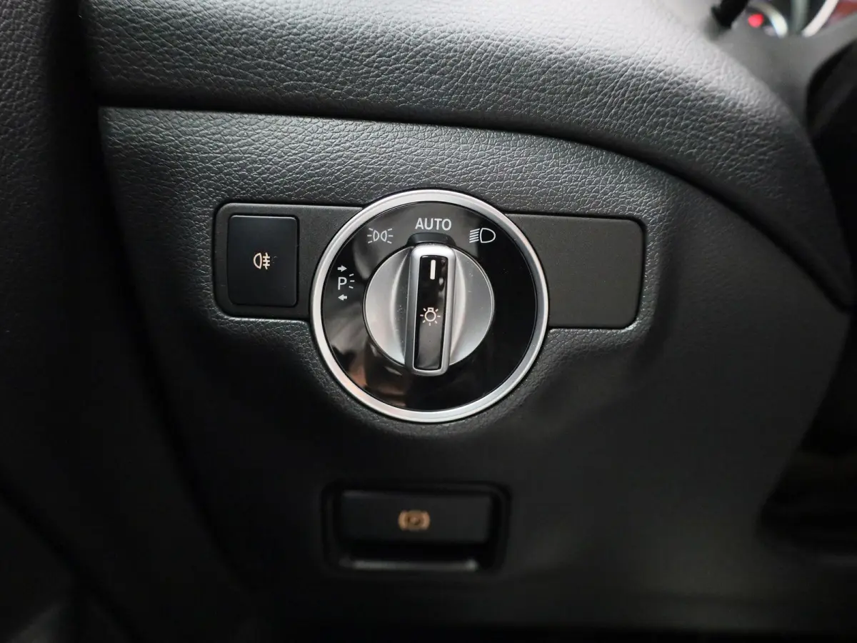 180 Business Solution AMG | Panoramadak | Achteruitrijcamera | Parkeersensoren | Stoelverwarming | Lichtmetalen Velgen | Trekhaak |