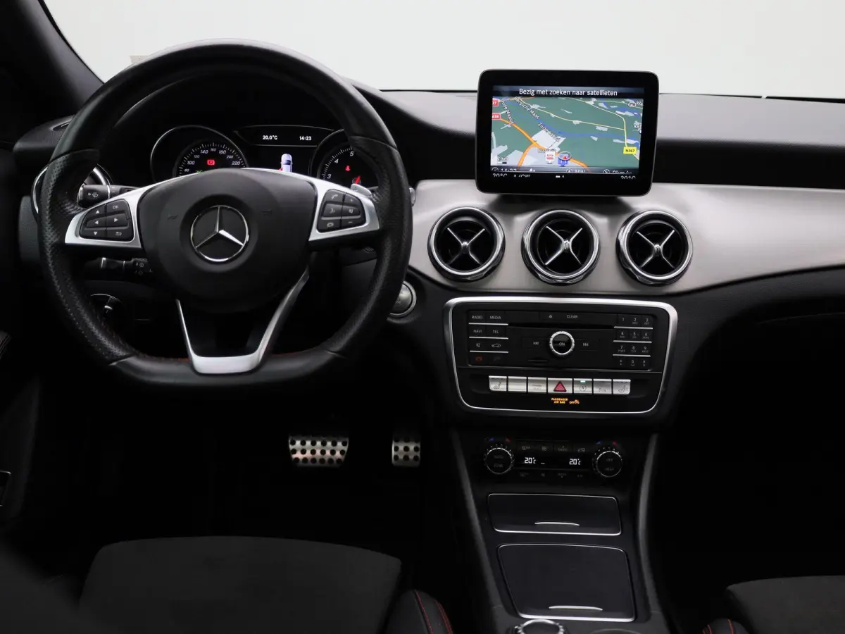 180 Business Solution AMG | Panoramadak | Achteruitrijcamera | Parkeersensoren | Stoelverwarming | Lichtmetalen Velgen | Trekhaak |